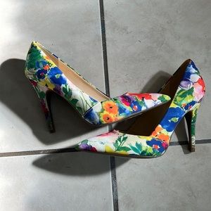 Floral Guess heels in size 9